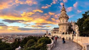 découvrez le bastion des pêcheurs à budapest, un monument emblématique offrant une vue imprenable sur la ville. plongez dans son histoire fascinante et bénéficiez de conseils pratiques pour votre visite. ne manquez pas ce joyau incontournable lors de votre séjour en hongrie.