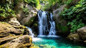 découvrez la cascade de sorio, un joyau naturel caché au cœur de la corse. plongez dans un cadre enchanteur où la beauté sauvage et l'apaisement de l'eau scintillante s'entremêlent pour offrir une expérience inoubliable aux amoureux de la nature.