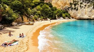 découvrez halikounas beach à corfou, une plage sauvage et préservée où la nature s'épanouit. profitez de ses eaux cristallines, de son sable doré et de paysages à couper le souffle, idéals pour les amateurs de tranquillité et de beauté authentique.