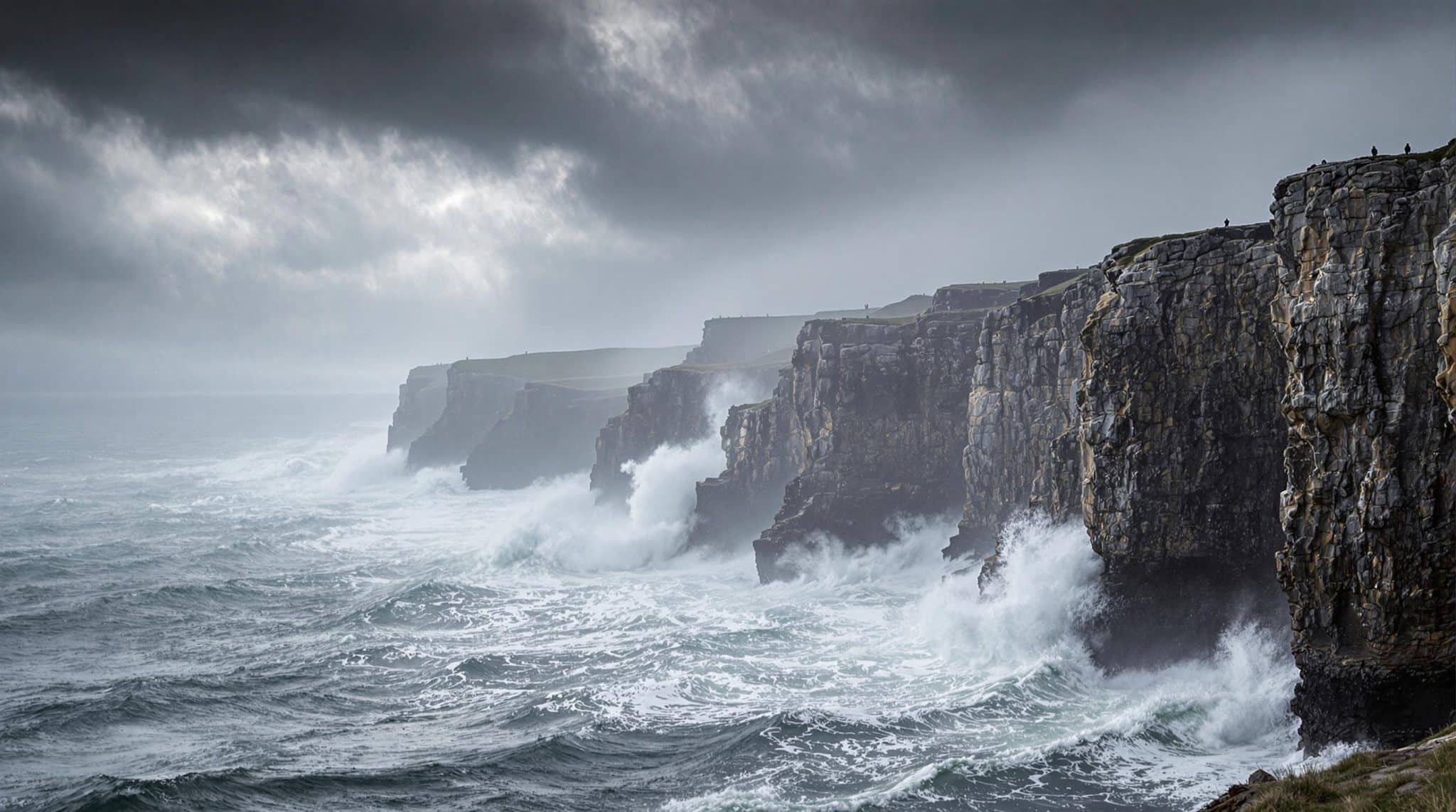 découvrez le gouffre de plougrescant, une merveille naturelle en bretagne, où se dresse la célèbre maison entre les rochers. cette destination unique allie beauté sauvage et patrimoine architectural, offrant une expérience inoubliable au cœur de paysages à couper le souffle.