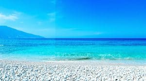 découvrez la plage de myrtos à céphalonie, réputée comme l'une des plus belles plages de grèce. avec ses eaux turquoise et son sable blanc, cet endroit idyllique est un véritable paradis pour les amateurs de nature et de détente.