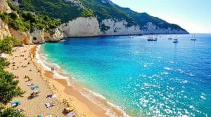 découvrez la plage de paleokastritsa à corfou, un véritable écrin de beauté avec ses eaux turquoise, ses falaises verdoyantes et ses paysages enchanteurs. parfaite pour une escapade relaxante, cette plage offre un cadre digne d'une carte postale, idéal pour les amateurs de nature et de tranquillité.
