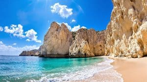 découvrez la plage de papafragas à milos, une crique spectaculaire entourée de falaises impressionnantes et d'eaux cristallines. un véritable paradis pour les amoureux de la nature et les aventuriers, cette plage offre une expérience unique entre détente et exploration.