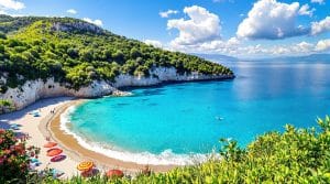 découvrez la plage de porto timoni, une double crique paradisiaque à corfou. avec ses eaux turquoise et son décor sauvage, cet endroit idyllique est l'escapade rêvée pour les amoureux de la nature et les amateurs de baignade.