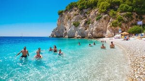 découvrez la plage de xigia à zakynthos, un endroit unique où vous pourrez vous baigner dans des eaux soufrées aux propriétés bienfaisantes. profitez d'un cadre naturel époustouflant et d'un moment de détente inoubliable sur cette plage idyllique.