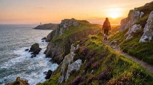 découvrez binn eadair, une randonnée spectaculaire le long des falaises irlandaises près de howth, offrant des vues imprenables sur la mer et la nature sauvage environnante.