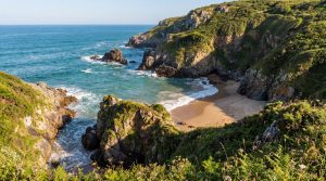 découvrez la playa de sisurko, une crique sauvage et préservée du pays basque, idéale pour les amoureux de la nature et les amateurs de paysages côtiers authentiques.