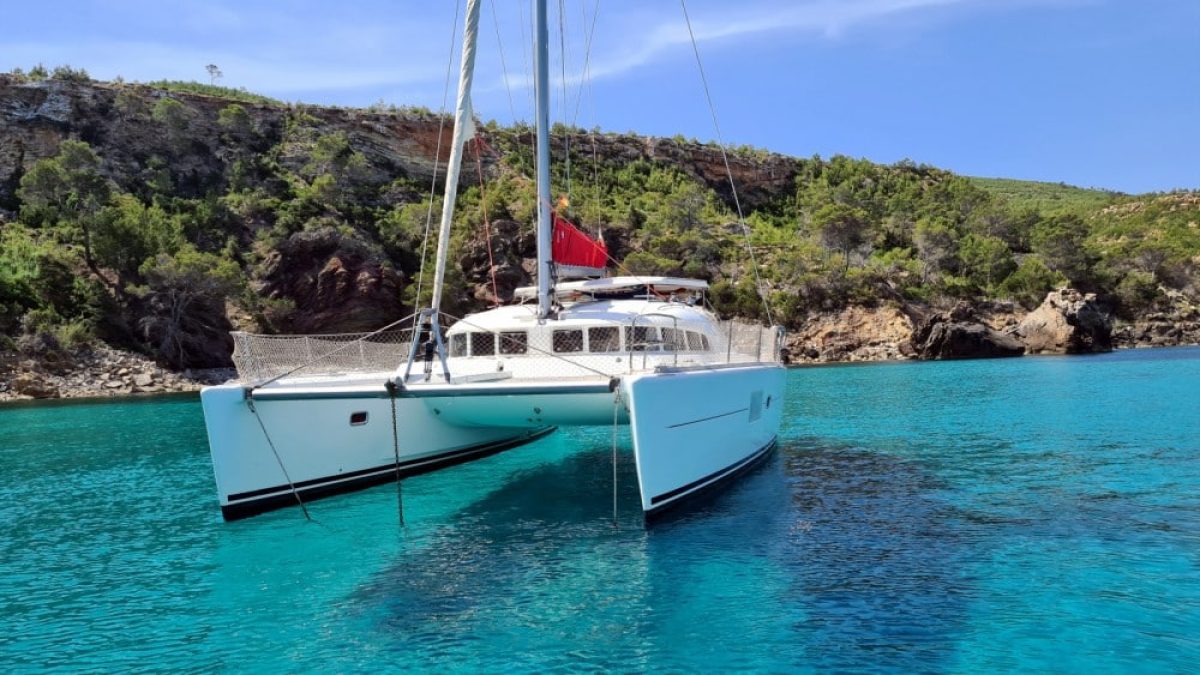 Quels sont les avantages et les inconvénients de faire une croisière en voilier ou en catamaran ?