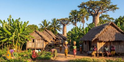 découvrez antatika, un village méconnu de madagascar, riche en culture et en paysages authentiques, à explorer absolument pour une expérience unique et hors des sentiers battus.