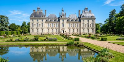 découvrez le château de cheverny, un joyau de la loire à ne pas manquer, alliant histoire, architecture élégante et jardins splendides pour une visite inoubliable.