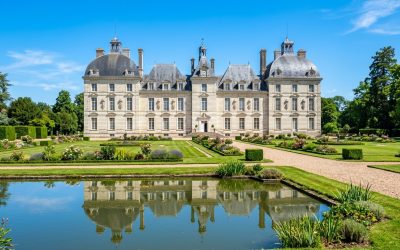 découvrez le château de cheverny, un joyau de la loire à ne pas manquer, alliant histoire, architecture élégante et jardins splendides pour une visite inoubliable.