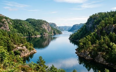 découvrez le gullmarsfjorden en suède, un fjord spectaculaire riche en beauté naturelle et biodiversité, idéal pour les amoureux de la nature et les aventuriers.