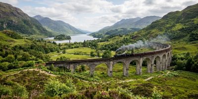 découvrez glenfinnan en écosse, son célèbre viaduc et des paysages à couper le souffle pour une expérience inoubliable entre nature et histoire.