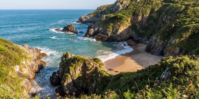 découvrez la playa de sisurko, une crique sauvage et préservée du pays basque, idéale pour les amoureux de la nature et les amateurs de paysages côtiers authentiques.