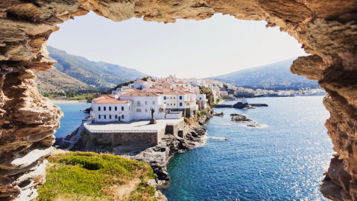 Les Cyclades sont une île paradisiaque située dans le sud-est de la mer Égée en Grèce. Avec des paysages à couper le souffle, des eaux cristallines, des plages de sable blanc et des villes pittoresques. Ces îles font l'une des destinations les plus appréciées du monde. Les Cyclades offrent une multitude d'activités et d'attractions pour tous les goûts et tous les budgets, des plages relaxantes aux excursions passionnantes. Qu'il s'agisse de s'immerger dans la culture riche et variée des Cyclades ou de profiter des magnifiques paysages de la région, ce guide vous aidera à planifier votre voyage et à en tirer le meilleur parti. Les cyclades : îles de mythologie et de vie nautique Il n'y a pas un endroit, pas un rocher dans les Cyclades qui n'ait fait l'objet d'une légende. La mythologie réaffirme l'attachement des anciens à la mer et à ses îles. Elle réaffirme également la peur qui anime ce monde. Poséidon, accompagné de son cortège de monstres et de divinités marines, Tritons et Néréides, incarne cette puissance, cette fascination mêlée de crainte. C'est lui qui, d'un coup de trident, aurait fait surgir les Cyclades de l'écume. On raconte aussi que ce fut un mortel, qui a donné son nom à la mer qui les baigne. Il s’agit de Égée, père de Thésée, qui plongea dans les eaux en croyant que son fils allait être dévoré par le Minotaure. Ulysse, avec sa mythique Odyssée, vient encore exhaler les liens de la Grèce à ce va-et-vient de la vague qui l'étreint et la pénètre comme un amant. Le courant de l'histoire a longtemps tenté d'arracher les Cyclades à la Grèce. Les conquérants sont venus de tous les côtés : Barbares, Vénitiens, Français, Turcs. Le centre de gravité du pays s'est déplacé vers le continent. Mais, le lien avec la mer n'a jamais disparu. En fait, comme le montrent les chiffres, toute la Grèce vit sur ou contre les vagues. Un cinquième de son territoire est dispersé sur le bleu des mers Egée, Ionienne et Crétoise. Un dieu capricieux a semé plus de 2 000 îles ou plutôt près de 10 000 si l'on compte tous les rochers à la surface. Elles sont aussi si nombreuses, le littoral si découpé, que le pays compte à lui seul autant de côtes que les États-Unis ! Les Cyclades se composent de 39 îles, organisées en quatre constellations (Nord, Centre, Sud et Ouest), dont 24 sont habitées. Autant de mondes en miniature, chacun avec son histoire et ses traditions. A présent, découvrons les merveilles de ces îles grecques. Cyclades, d’île en île, laquelle visiter ? Les cyclades sont un immense archipel constitué de plus de 200 îles dont 24 sont habitées. Dans notre guide, nous avons décidé de classer ces îles en deux catégories. D’une part, vous aurez les îles les plus connues et d’autre part, les moins connues. Les îles les plus connues Santorin Mykonos Paros Naxos Milos Syros Ios Amorgos Folegandros Kea Andros Tinos Kythnos Les îles moins connues Tinos Kimolos Antimilos Anafi Serifos Sifnos Milos Folegandros Amorgos Sikinos Schinoussa Koufonisia Donoussa Top 3 des îles les plus visitées Pour beaucoup de touristes, faire un voyage à l’étranger et en Grèce précisément, c’est mettre le cap sur certaines îles des cyclades. Parmi ces nombreuses îles, quelques-unes demeurent les préférées des visiteurs et voyageurs. Voici le top 3 des îles les plus visitées aux cyclades : Santorin Mykonos Paros Les îles Santorin Située à environ 200 km à l’est de la mer Egée, Santorin est l’une des plus belles îles des Cyclades en Grèce. Elle est connue pour ses falaises abruptes, ses paysages spectaculaires et ses plages de sable noir. Santorin est également célèbre pour ses monuments historiques, ses villages de pêcheurs ainsi que ses délicieuses spécialités culinaires. Elle se compose de 5 îles principales : Thirasia, Aspronisi, Palia Kameni, Nea Kameni et l’île principale Santorin. L’île principale est la plus grande et la plus populeuse des îles, abritant de nombreux villages, des sites archéologiques et des plages. Thirasia est un petit village pittoresque qui offre une vue imprenable sur la caldeira. Aspronisi est une petite île qui abrite l'un des plus anciens monastères de l'île. Les deux îles volcaniques, Palia Kameni et Nea Kameni, sont situées au centre de la caldeira et sont connues pour leurs eaux thermales et leurs sources chaudes. Elles offrent aussi des possibilités intéressantes pour des randonnées et des croisières en bateau. Santorin offre une variété d'activités et d'attractions qui satisfont tous les types de voyageurs. Les attractions incluent des sites archéologiques, des plages de sable noir, des bars et des restaurants, des boutiques et des galeries d'art, des musées, des parcs nationaux et des zones de randonnée. La ville de Fira est le point de départ idéal pour explorer les îles et ses environs. Les îles Mykonos Mykonos est une île grecque des Cyclades située à environ 200 km au sud-est d'Athènes. C'est l'une des îles les plus populaires de la région, connue pour ses bars de plage et ses superbes couchers de soleil. L'île est célèbre pour sa vie nocturne, avec des bars et des clubs qui sont ouverts tard dans la nuit. Les plages de Mykonos sont l'une des principales attractions, avec de nombreuses plages de sable blanc, telles que Super Paradise et Paradise Beach. Les fêtards affluent à Mykonos pour profiter des discothèques et des bars animés. La ville principale de Mykonos, Chora, est un quartier piétonnier pittoresque avec ses maisons blanches, des églises bleues, des cafés et des boutiques. La ville est connue pour ses galeries d'art, ses musées et ses restaurants gastronomiques. Mykonos est une destination touristique très populaire pour les Européens et les Américains. Les îles Paros Paros est une île des Cyclades, située dans la mer Égée, à environ 200 kilomètres à l'est de la capitale de la Grèce, Athènes. Elle est la plus grande des îles centrales des Cyclades et est réputée pour ses plages magnifiques et ses villages médiévaux. La ville principale de Paros, Parikia, est un petit port animé avec des magasins, des cafés et des restaurants. Il y a de nombreux sites archéologiques et historiques à visiter, notamment le monastère de Panagia Ekatontapiliani, qui a été fondé en 327 et est l'un des plus anciens édifices chrétiens encore debout. Paros est également célèbre pour ses magnifiques plages. Les plus populaires sont Kolimbithres et Golden Beach, qui offrent des vues spectaculaires sur la mer Égée et sont bordées de cafés et de restaurants. Si vous cherchez à vous détendre, n'oubliez pas d'essayer le surf, le kayak et la plongée sous-marine. Paros est aussi connue pour ses produits artisanaux, notamment la poterie, les tapis et les bijoux faits à la main. Vous trouverez également des produits locaux, tels que des olives, des figues et des vins. Enfin, pour ceux qui cherchent à s'amuser, Paros est le lieu idéal. Les bars et les discothèques sont nombreux et les fêtes sont célèbres dans toute la région. Vous trouverez également de nombreux spectacles et festivals tout au long de l'année. Que faire aux Cyclades ? Des activités sportives en plein air, aux festivals et excursion, votre séjour dans les îles Cyclades serait sensationnel ! Activités sportives en plein air Festival et évènements Visites et excursion • Plongée sous-marine • Kayak • Vélo • Paddle • Planche à voile • Randonnée • Équitation • Golf • Ski nautique • Pêche • Escalade • Natation - Fête de l'Assomption à Tinos - Festival de musique de Mykonos - Carnaval de Paros - Festival de musique et de danse traditionnelle de Mykonos - Festival de musique et de danse de Naxos - Festival des arts traditionnels des Cyclades - Festival de théâtre de Syros - Festival international de musique classique des Cyclades Visite des îles cyclades - Plongée sous-marine - Exploration des grottes marines - Randonnée à travers les montagnes - Visite de l'ancienne cité de Delos - Croisière vers les îles voisines - Pêche en mer - Découverte des nombreuses plages et criques - Excursion en bateau autour des îles - Visite des sites archéologiques et des musées locaux - Escalade et exploration des îles moins fréquentées Où loger aux Cyclades ? Il y a de nombreuses possibilités d’hébergement, allant des hôtels, des auberges, des villas privées, des appartements, des campings et des bateaux à louer. Vous trouverez une grande variété de choix adaptée à vos goûts et à votre budget. Les îles les plus populaires, comme Mykonos et Santorin, offrent des hébergements pour tous les goûts et tous les budgets. Par exemple, Mykonos propose des hôtels haut de gamme, des villas privées, des appartements, des auberges, des campings et des bateaux à louer. De même, Santorin propose des séjours de luxe, des villas privées, des appartements, des auberges et des bateaux à louer. Si vous cherchez des îles plus calmes, comme Naxos ou Paros, vous trouverez des hôtels, des appartements, des auberges et des campings. Hébergement en hôtel Les Cyclades regorgent d'hôtels et autres types d'hébergement. Vous trouverez des hôtels de toutes catégories, des hôtels de luxe aux hôtels bon marché. La plupart des îles ont des hôtels situés à proximité des plages, des restaurants et des attractions touristiques. Vous trouverez également des maisons de vacances, des villas, des appartements et des chambres d'hôtes. Les hébergements sont généralement situés à proximité des plages et des attractions principales. En outre, vous pouvez également trouver des hébergements moins chers en dehors des centres touristiques. Les hôtels les plus populaires aux Cyclades : Hotel Mykonos Blu, à Mykonos Hotel Aigialos, à Santorin Hotel Kalypso, à Paros Hotel San Antonio, à Ios Hotel Ikies, à Santorin Hotel Argo, à Naxos Hotel Vencia, à Paros Hotel Cycladic, à Mykonos Hotel Isternia, à Syros Hotel Aegean Blue, à Paros Hébergement en AirBnB ou en camping Il existe de nombreuses possibilités pour trouver un hébergement aux Cyclades. Vous pouvez choisir de séjourner dans un hôtel, un appartement ou une maison en location, des villas privées, des pensions et des chambres d'hôtes ou encore des AirBnB. Vous pouvez également opter pour le camping, qui est une option très populaire pour les voyageurs à petit budget. Les Cyclades offrent des options de camping variées, allant des terrains de camping aménagés à des champs de camping sauvages, et certains proposent des installations supplémentaires, comme des restaurants, des bars et des piscines. Où manger aux Cyclades ? Les Cyclades ont une grande variété de restaurants offrant une sélection variée de plats locaux et internationaux. Vous pourrez profiter de la cuisine grecque traditionnelle, des fruits de mer frais et de la cuisine fusion. Les meilleurs endroits pour manger aux Cyclades sont : Tavernes des Cyclades : Elles proposent une variété de plats traditionnels grecs à base de produits locaux, tels que la moussaka et les mezze. Kiki's : Une taverne familiale située à Mykonos, proposant des plats de fruits de mer frais, tels que des pâtes aux fruits de mer, des poissons et des légumes. Palia Kameni : Une taverne sur l'île de Santorin offrant un mélange unique d'ingrédients grecs et méditerranéens, tels que des pâtes aux tomates, des poissons et des légumes. Apostle : Un restaurant sur l'île de Folegandros proposant des plats de fruits de mer et de la cuisine fusion. Simos Taverna : Une taverne sur l'île de Naxos proposant des plats grecs authentiques, tels que des moussakas et des salades grecques. Les îles des Cyclades sont un paradis pour les vacanciers et les amateurs de la nature. Elles offrent une variété de paysages spectaculaires allant des plages aux montagnes, en passant par des villes animées et des villages pittoresques. Elles sont également connues pour leurs nombreux sites archéologiques et monuments, leurs activités aquatiques et leurs délicieuses spécialités culinaires. Si vous prévoyez de visiter les Cyclades, n’hésitez pas à consulter notre guide pour être au parfum des différentes formalités à remplir dont l’obtention du visa valable en Grèce.