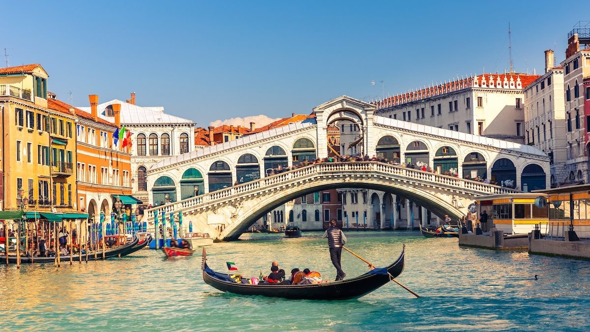 balade-gondole-venise-pont-rialto-e1653570509801