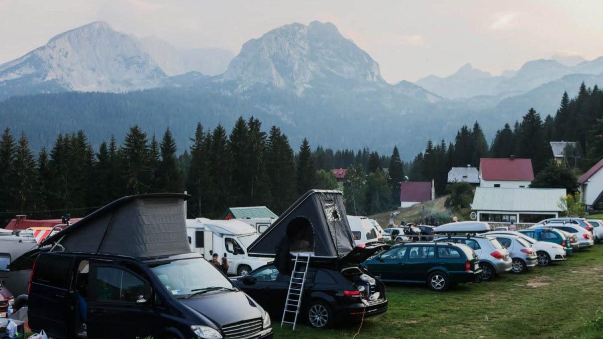 parking-dans-camping-montagne