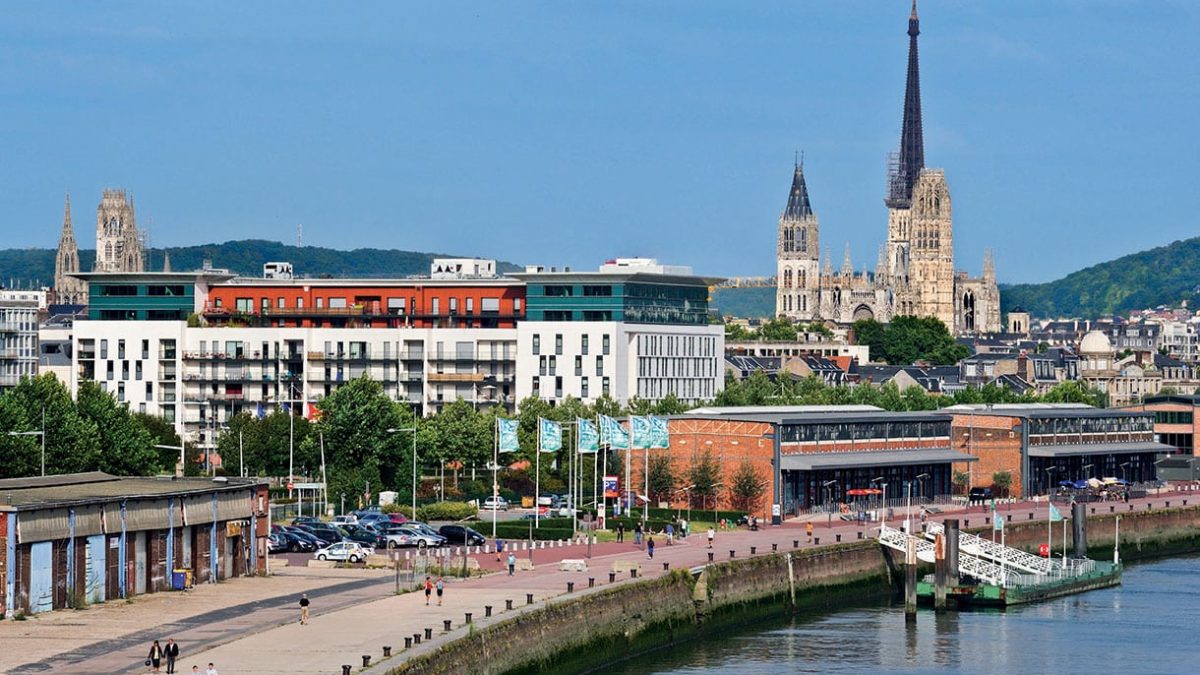 France, Seine-Maritime (76), Rouen, les anciens docks sur les quai de Bois-Guilbert et la cathédrale Notre-Dame en arrière-plan//France, Seine Maritime, Rouen, the former docks on the Seine banks and Notre Dame cathedral